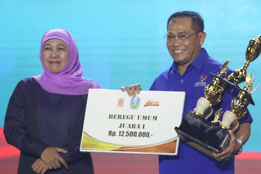 Ketua KORMI Jatim Terima Tropi GMS dari Gubernur Khofifah