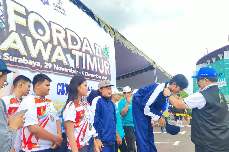 Surabaya Sabet Emas Sumpitan di FORDA Jatim II/2024 Upacara Penghormatan Pemenang (UPP) Pertandingan Sumpitan Inorga Persatuan Olahraga Tradisional Indonesia (PORTINA) di FORDA Jatim II/2024. Foto: Sultan/JNR
