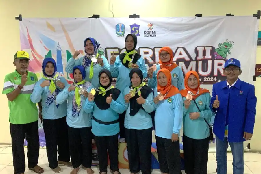 Foto bersama usai pengalungan medali Jenor Jurus Gabungan 7 Putri beregu (3 Orang). Foto: Ghufron JNR