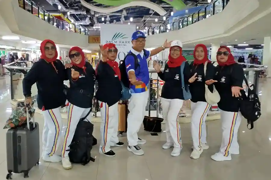 FORDA Jatim II 2024 Ketua DPC PORPI Kota Surabaya : Senam Pernapasan adalah Olahraga Bugar Tanpa Alat Sehat Tanpa Obat Ketua DPC PORPI Kota Surabaya Hartantro (tengah) saat berfoto dengan salah satu tim dari Jombang. Foto : Vivin