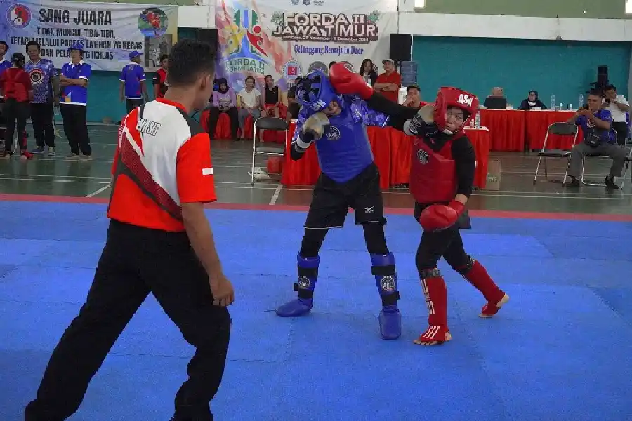 Aksi Rini Renita (Sudut merah), pegiat asal Kabupaten Probolinggo saat melawan Avisa Amirah Qalbu dari Kota Surabaya pada babak semifinal Inorga TBI FORDA Jatim II/2024. Foto: Ghufron JNR