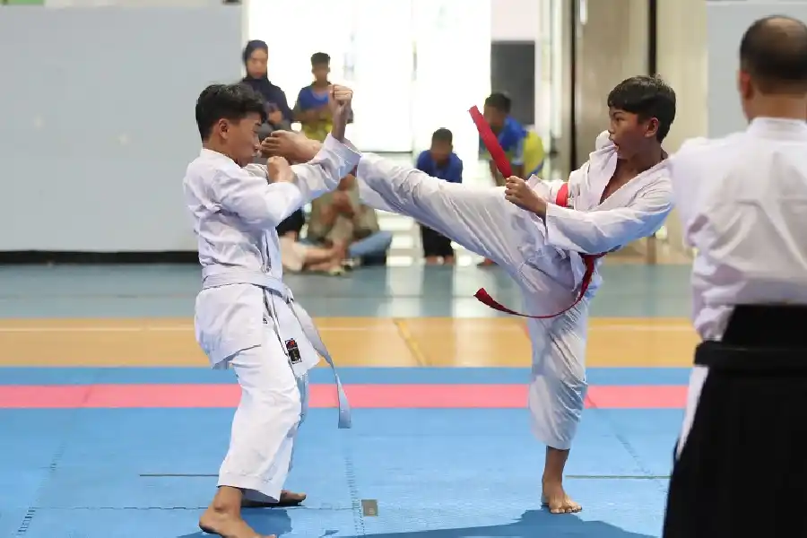 Surabaya Borong Medali INORGA INATKF Forda II Jatim 2024 Atlet Kota Malang (kiri) saat berhadapan dengan Atlet dari Kota Surabaya (kiri) pada pertandingan di Indoor Stadion GBT Surabaya, Rabu, 04/12/24. Foto : Wahyu JNR