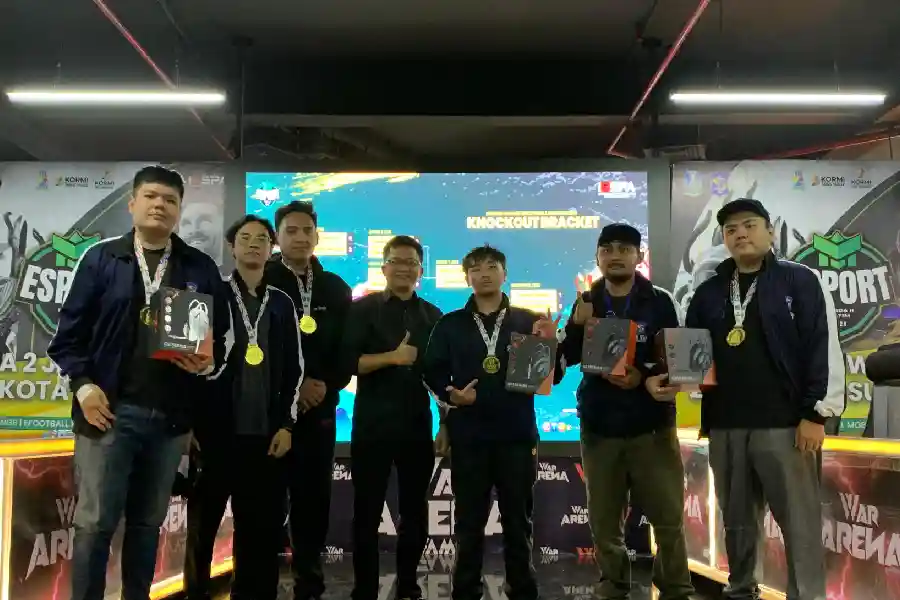 E Sport Surabaya Borong 5 Medali Di FORDA II 2024 Atlet E Sport Kontingen Kota Surabaya menerima medali dan hadiah sebagai juara. Foto : Moko - JNR