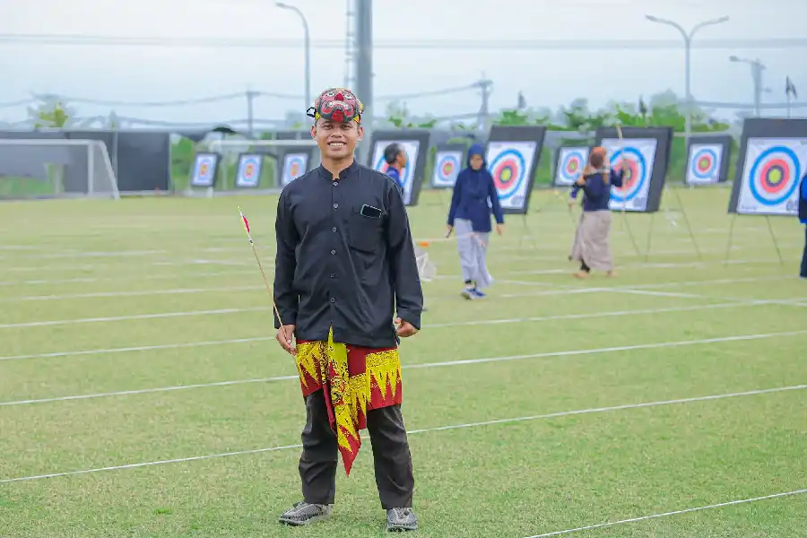 Ketua Umum PERPATRI Nusantara Jaya Kabupaten Banyuwangi, Naufal Fajrul Haqi saat mengenakan pakaian tradisional khas Banyuwangi pada pertandingan PERPATRI FORDA Jatim II 2024