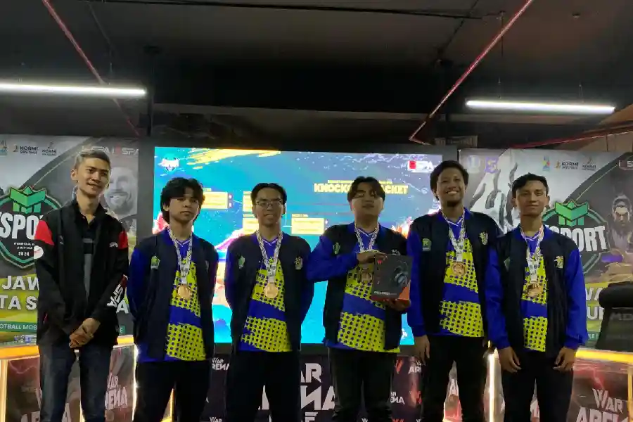 IESPA Jatim Siapkan Atlet E-Sport untuk Ajang FORNAS 2025 IKetua Umum IESPA Surabaya bersama dengan atlet E Sport Kota Malang. Foto : Moko - JNR