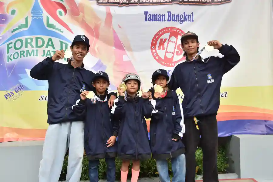 Atlet skateboard Kontingen Surabaya seusai terima medali emas. Foto : Moko - JNR