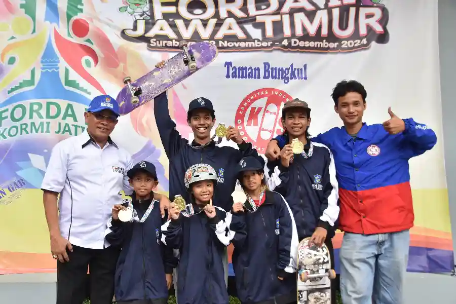 Ketua Kormi Jatim bersama atlet Skateboard Kontingen Surabaya. Foto : Moko - JNR