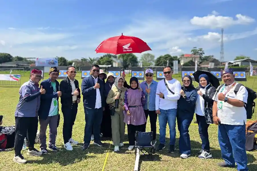 Beri Dukungan Langsung, Wali Kota Mojokerto Tinjau Kontingen FORNAS VIII NTB Wali Kota Mojokerto Ika Puspitasari bersama jajaran Forkopimda Kota Mojokerto saat mengunjungi venue Inorga Fespati (Federasi Panahan Tradisional Indonesia) di GOR Tastyra Praya