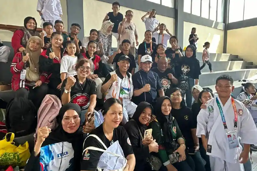Ketua KORMI Jatim, Hudiyono saat membersamai pegiat, pelatih dan offisial INATKF Jatim di sela pertandingan FORNAS VIII NTB